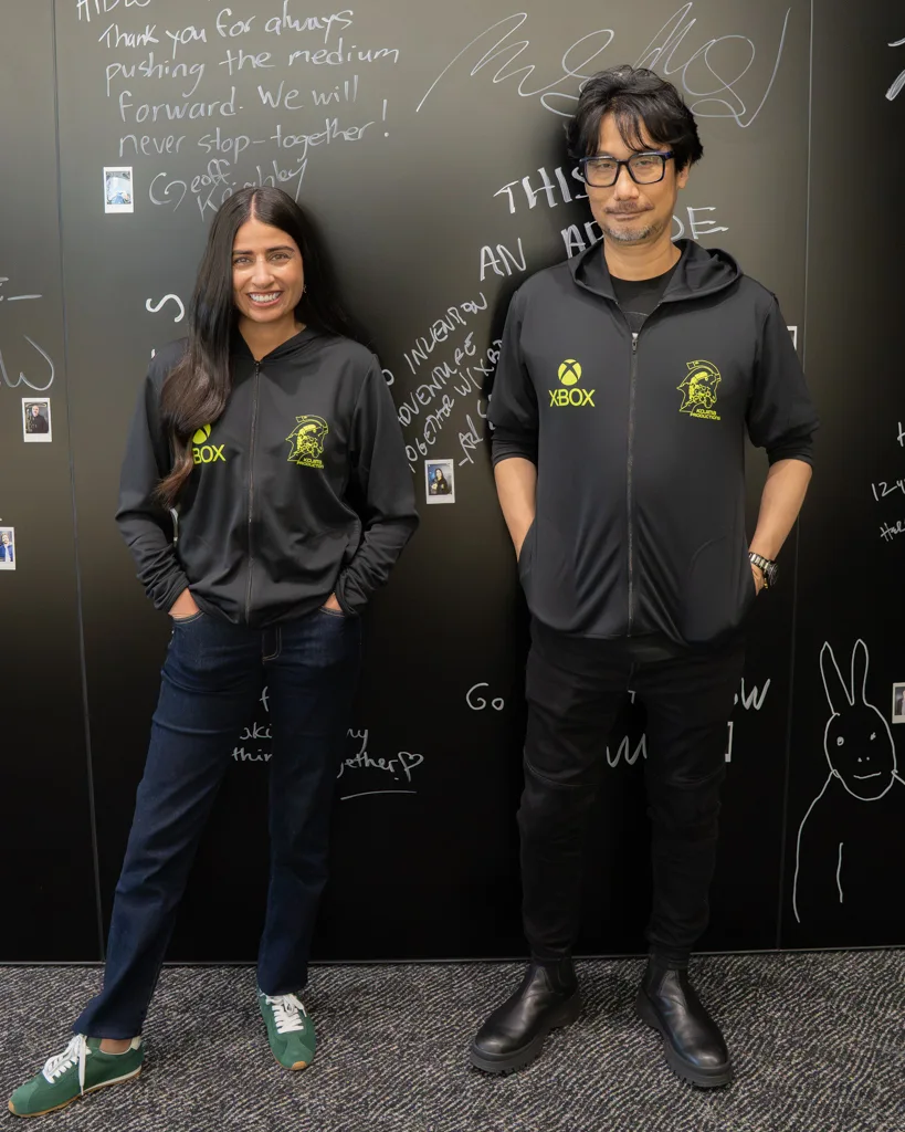 Hideo Kojima y Asha Sharma posan juntos con Xbox, PHYSINT