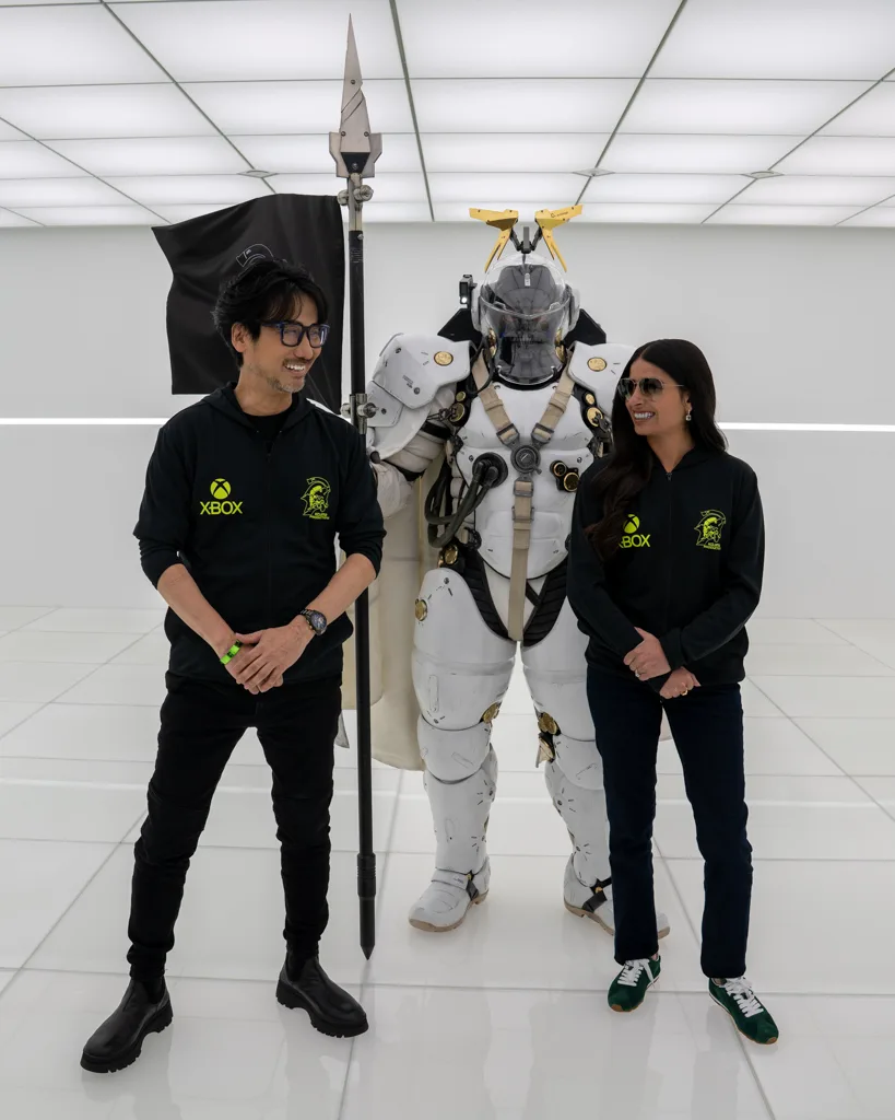 Hideo Kojima y Asha Sharma posan juntos con Xbox, PHYSINT