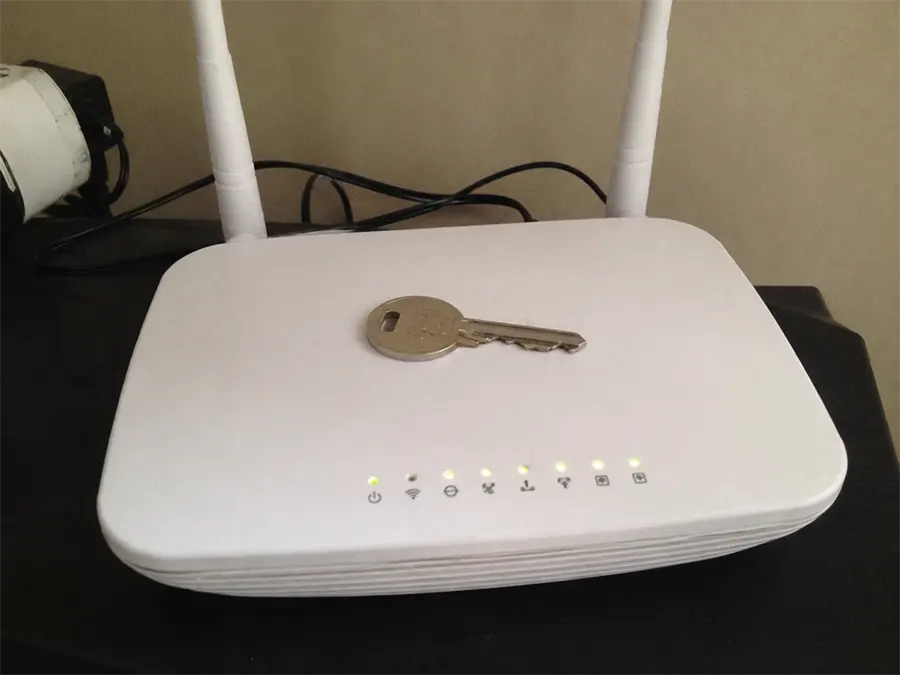 WiFi: para qué sirve poner una llave arriba del router